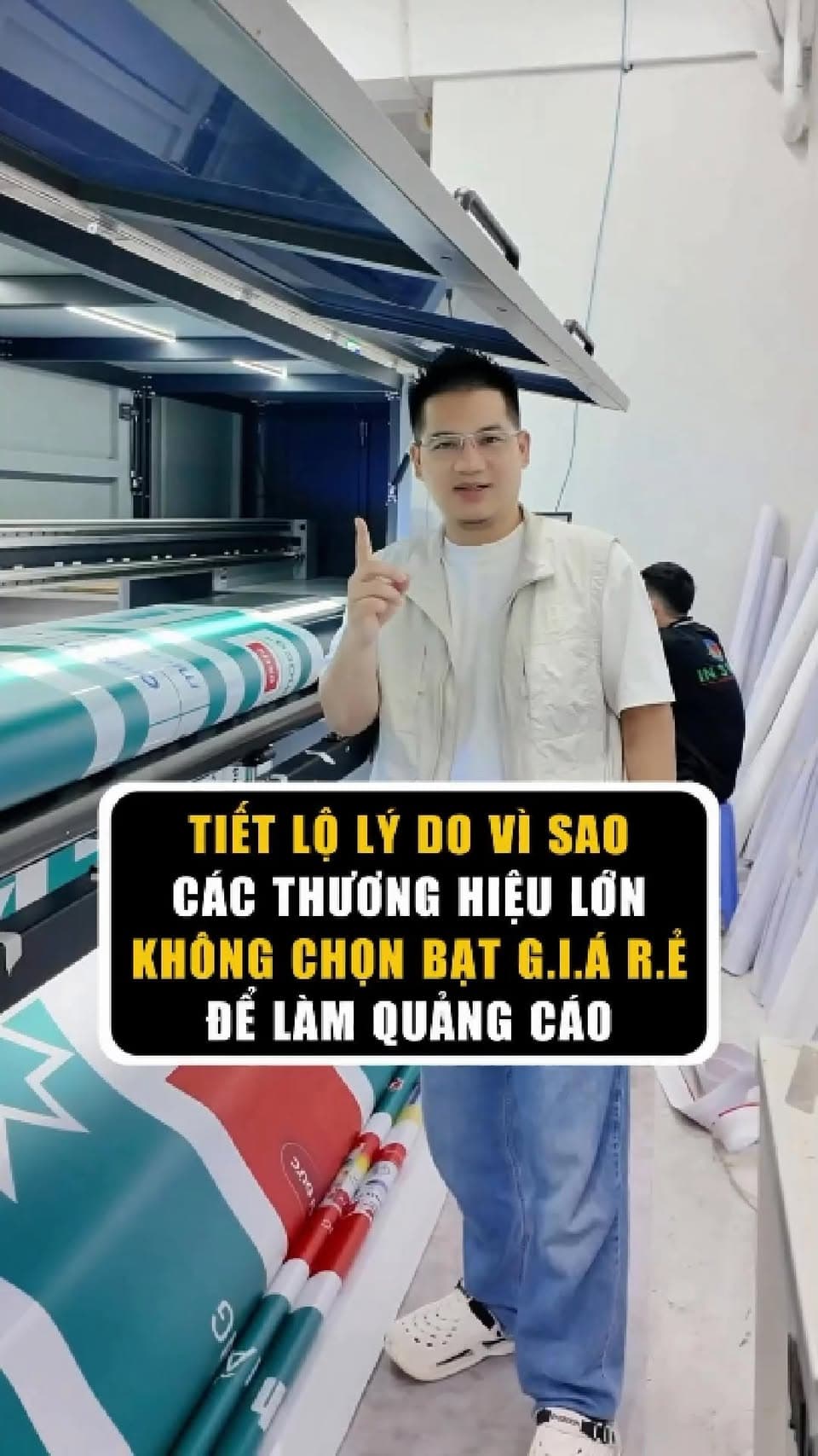 Trương Đức trong xưởng in cạnh máy và vật liệu